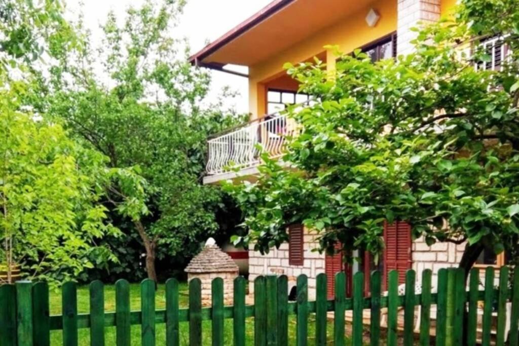 Apartment Sanja Near The Sea, Spacious And Green :) Pula Exterior photo