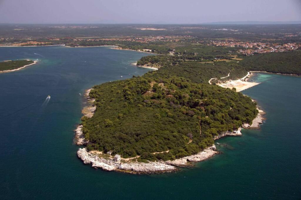 Apartment Sanja Near The Sea, Spacious And Green :) Pula Exterior photo
