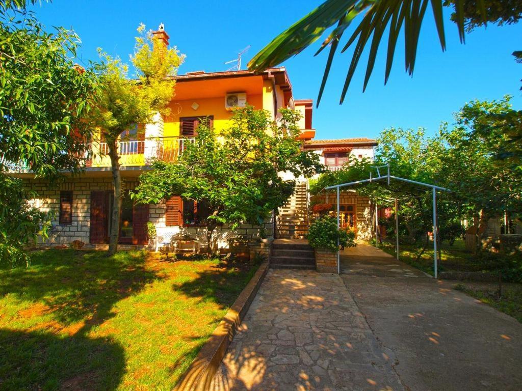 Apartment Sanja Near The Sea, Spacious And Green :) Pula Exterior photo