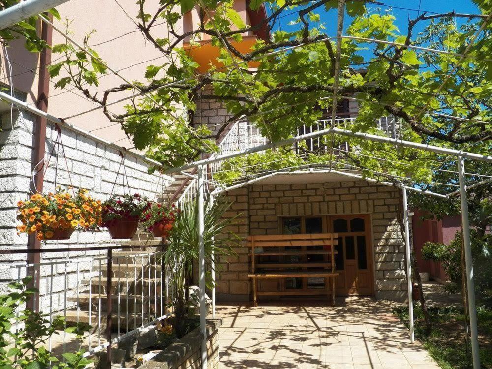 Apartment Sanja Near The Sea, Spacious And Green :) Pula Exterior photo